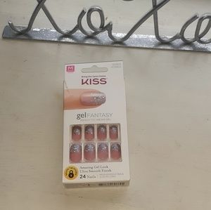 π
Kiss nails